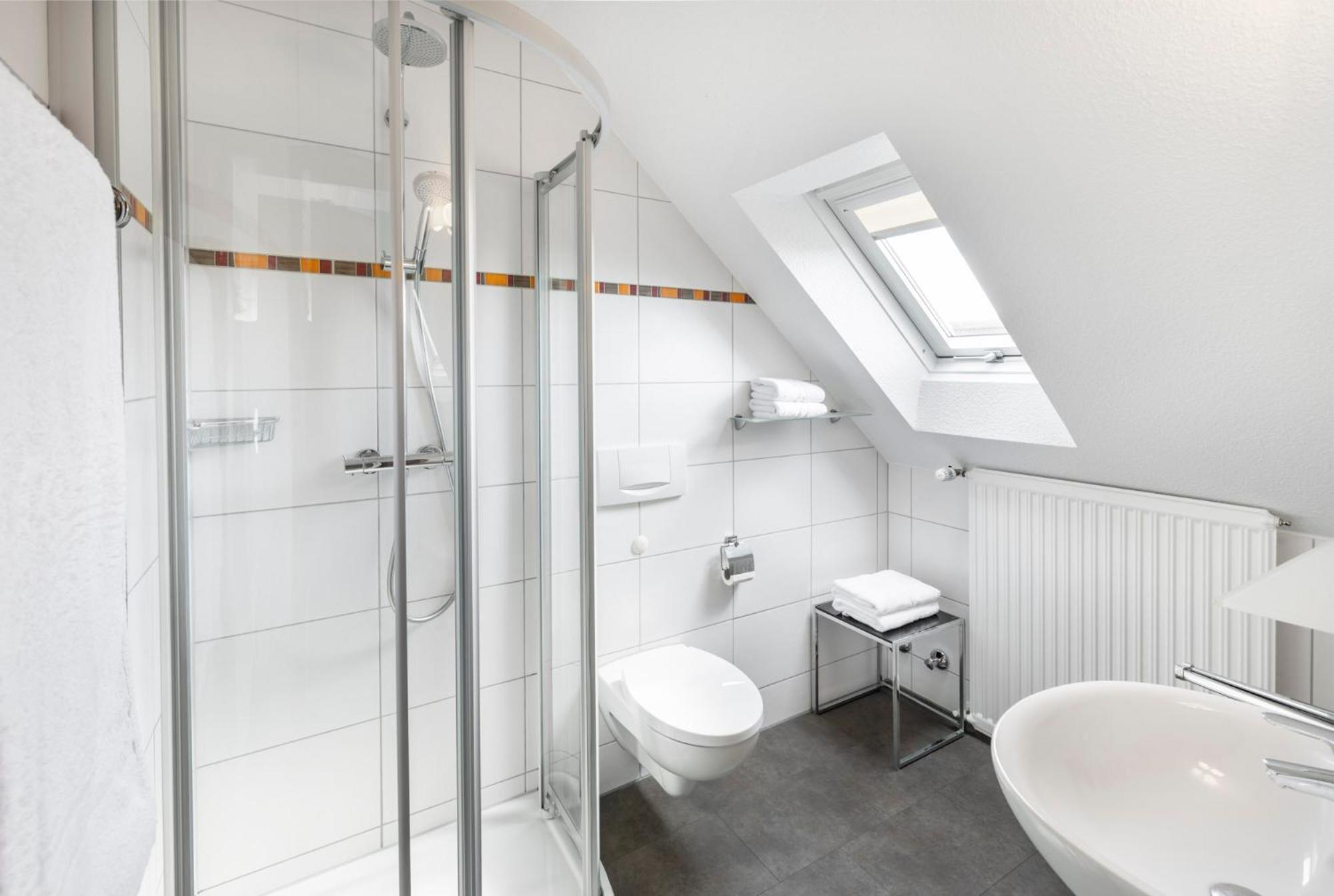 Doppelzimmer mit Balkon und seitlichem Seeblick